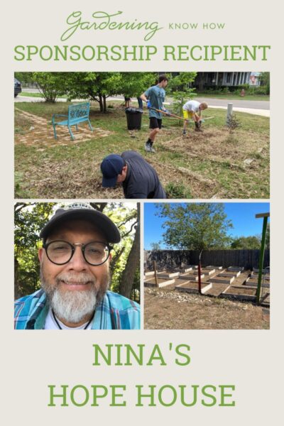 园丁们在耕耘土壤，一名男子对着镜头微笑，篱笆里立着许多木制的花园花圃